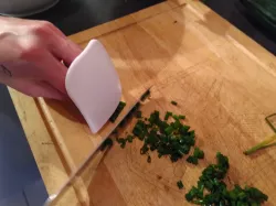Kitchen's fast cutting finger protector
