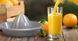 Exprimidor plástico de naranjas - Plastic orange squeezer