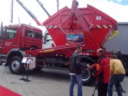 Swing arm garbage truck