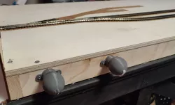 Push-pull knob system for model railway points/switchs/turnouts