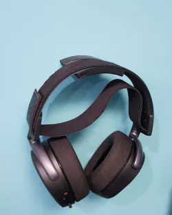 SteelSeries Arctis Pro Wireless headphone hanger