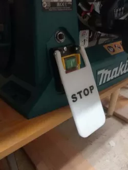 Makita MLT 100 - safety switch button