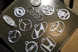 Car logo keychains: VW, Audi, Ford, Honda, Opel, Toyota, Mercedes, Fiat, Škoda, Renault, Mazda, Hyundai, Tesla