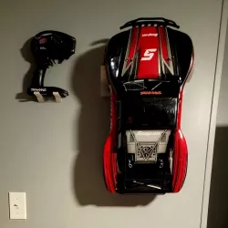 Traxxas Slash R/C Truck Wall Mount 110 mm tires