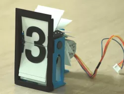 Split Flap Display with 16 Flaps and Minimal Additional Parts