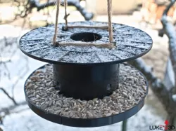 Spool bird feeder