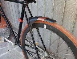 Bicycle telescopic mudguard with magnet. Parafango telescopico magnetico per biciclette