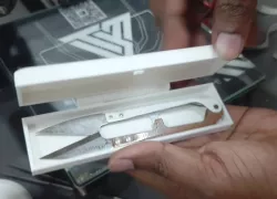 Thread Cutter case/box with hinge