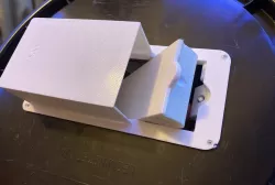 Self-Reseting Tilting Bucket Mouse Trap with Magnetic Release