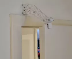door stopper for cats (defined gap)