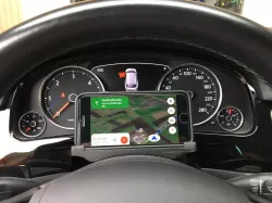 VW Touareg Handyhalterung (IPhone SE mit Spigen Hülle)