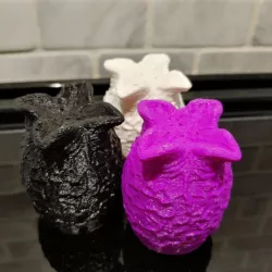 Alien Themed Salt and Pepper Shaker - Alien Egg Open