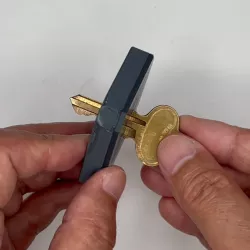 Coin Magic Prop - Key through Coin: US quarter