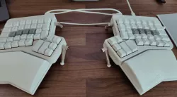 Ergodox EZ bottom case with Wing support