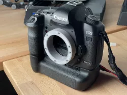 Canon EF/EF-S lens mount with screw holes