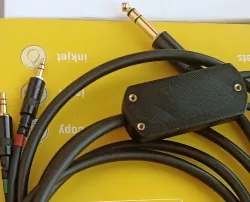 Headphone cable splitter with place for passive filter
