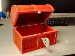 Hinged Chest with Working Lock and Wood Texture