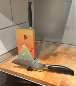 schwenkbarer Messerblock für 2 Messer mit Messerablage