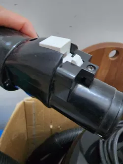Vacuum cleaner hose lock