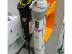 Finn pipette/adjustable air displacement pipette holder