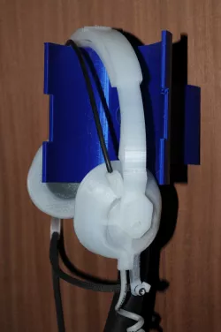 Flexible chin strap attachment