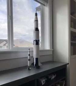 MMU Saturn V Rocket (snap-together)