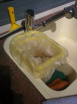 Washbasin garbage bag holder