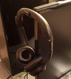 Compact Headphone Hook for Computer Monitor