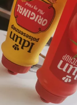Ketchup & Mustard stand