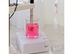 Compact, battery and USB powered, magnetic stirrer