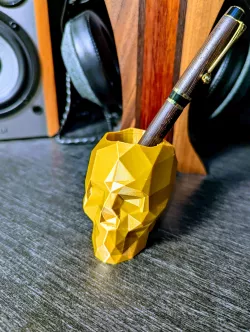 Low Poly Skull Pen/Pencil holder