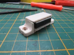 Magnetic snapper