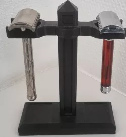 Stand for two safety razors / Halter für zwei Rasierhobel