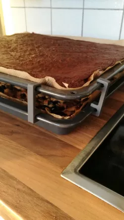 Baking tray stacker 