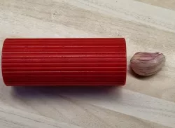 Garlic peeler