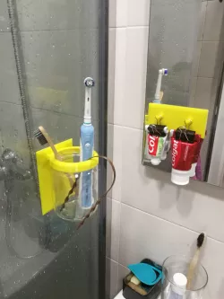 Toothbrush and -paste organizer