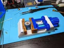 Fully printed Desk Vice with flexible jaws and pin jaws