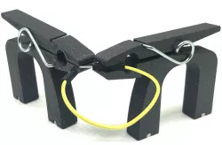 Helper clip "Muraffe" with magnetic feet using clothespin spring