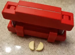 Remix of Pill cutter by MacuBo (for ~1.5" scraper razor blades)