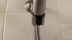 Anti-rotation clip for showerhead