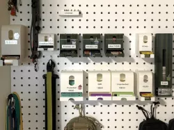Battery trays for pegboard