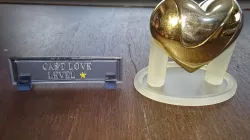 cast puzzle stand -love-