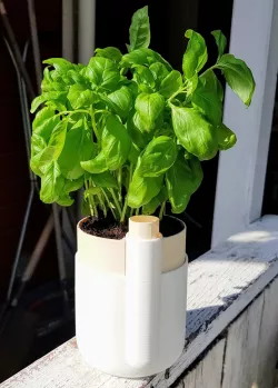 Self-watering planter water level indicator