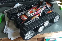 držák krytu baterie pro RC "pásák"
