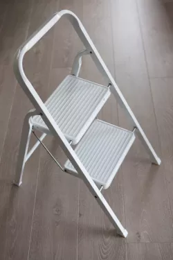 Feet for mini stepladder