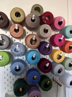 Thread holder for ikea skadis pegboard