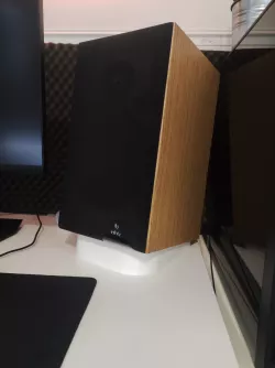 Bookshelf speaker stand