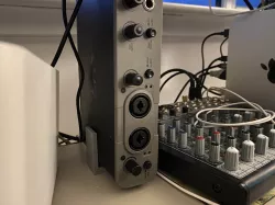 Avid Fast Track Duo vertical stand
