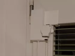 Motor controlled jalousie