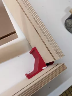 Parametric corner brace for cabinets and drawers